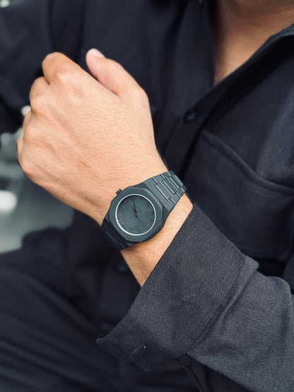 Minimalist Matte Black Wristwatch – Sleek & Timeless Design
