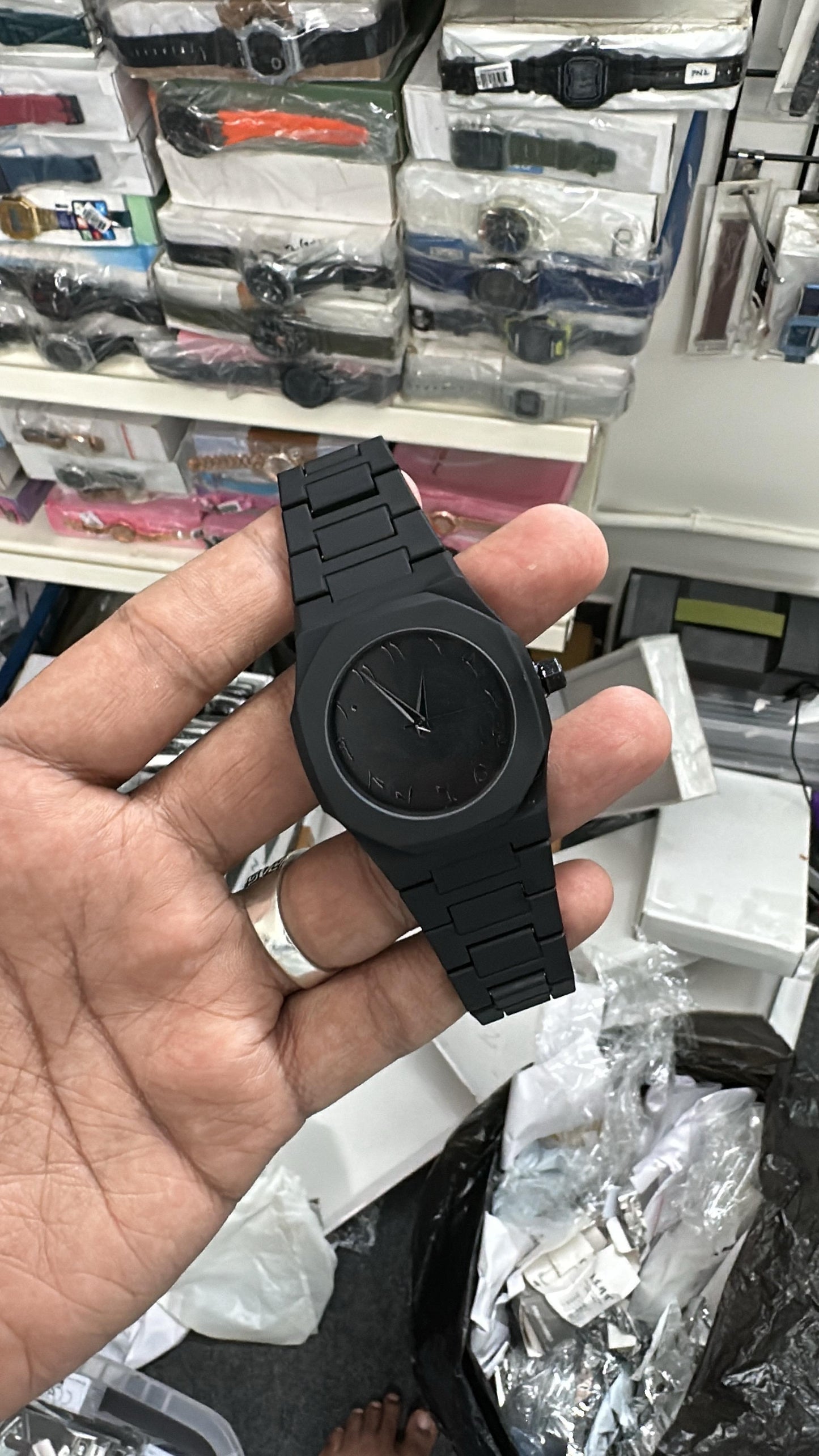 Minimalist Matte Black Wristwatch – Sleek & Timeless Design