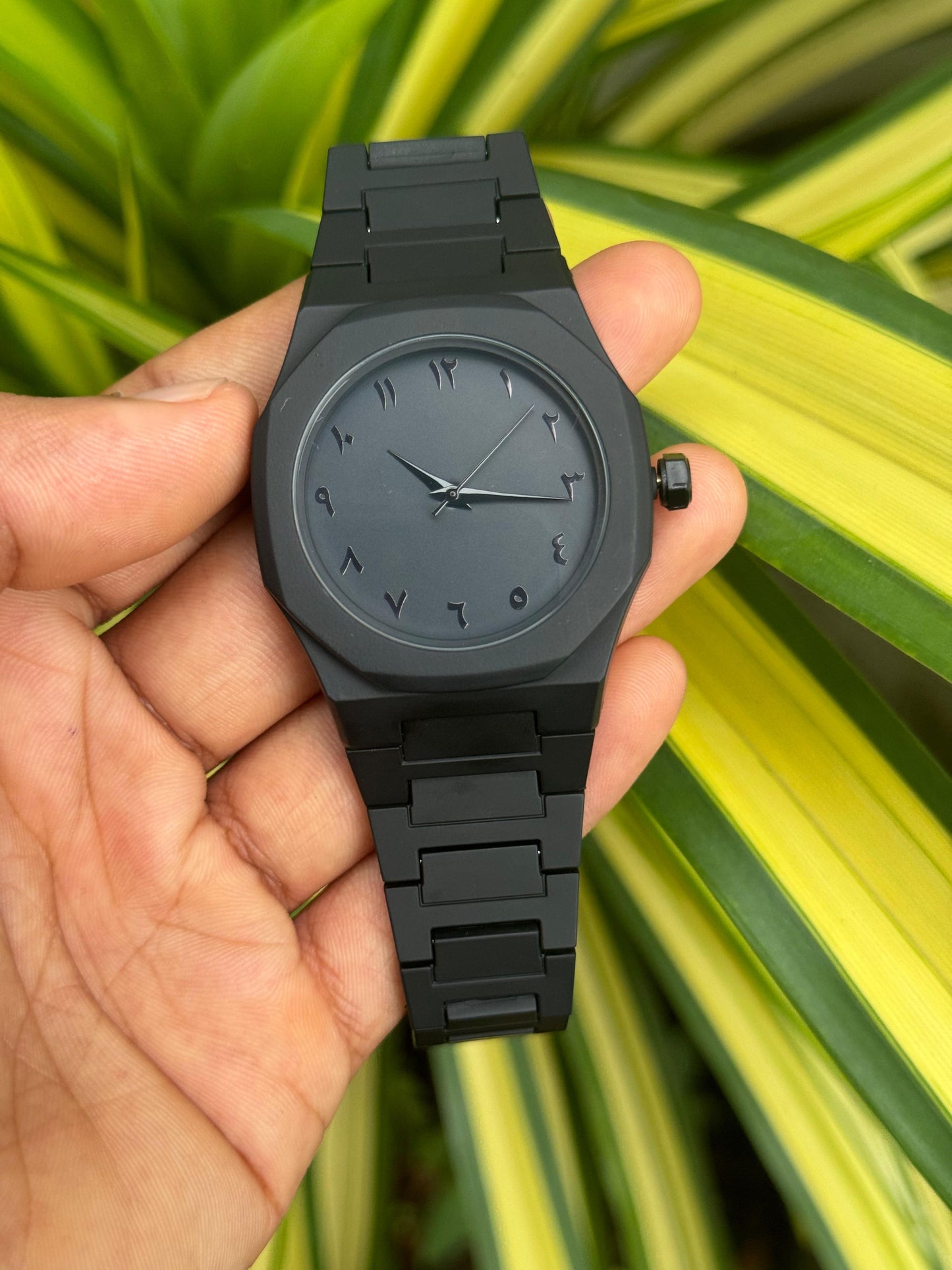 Minimalist Matte Black Wristwatch – Sleek & Timeless Design