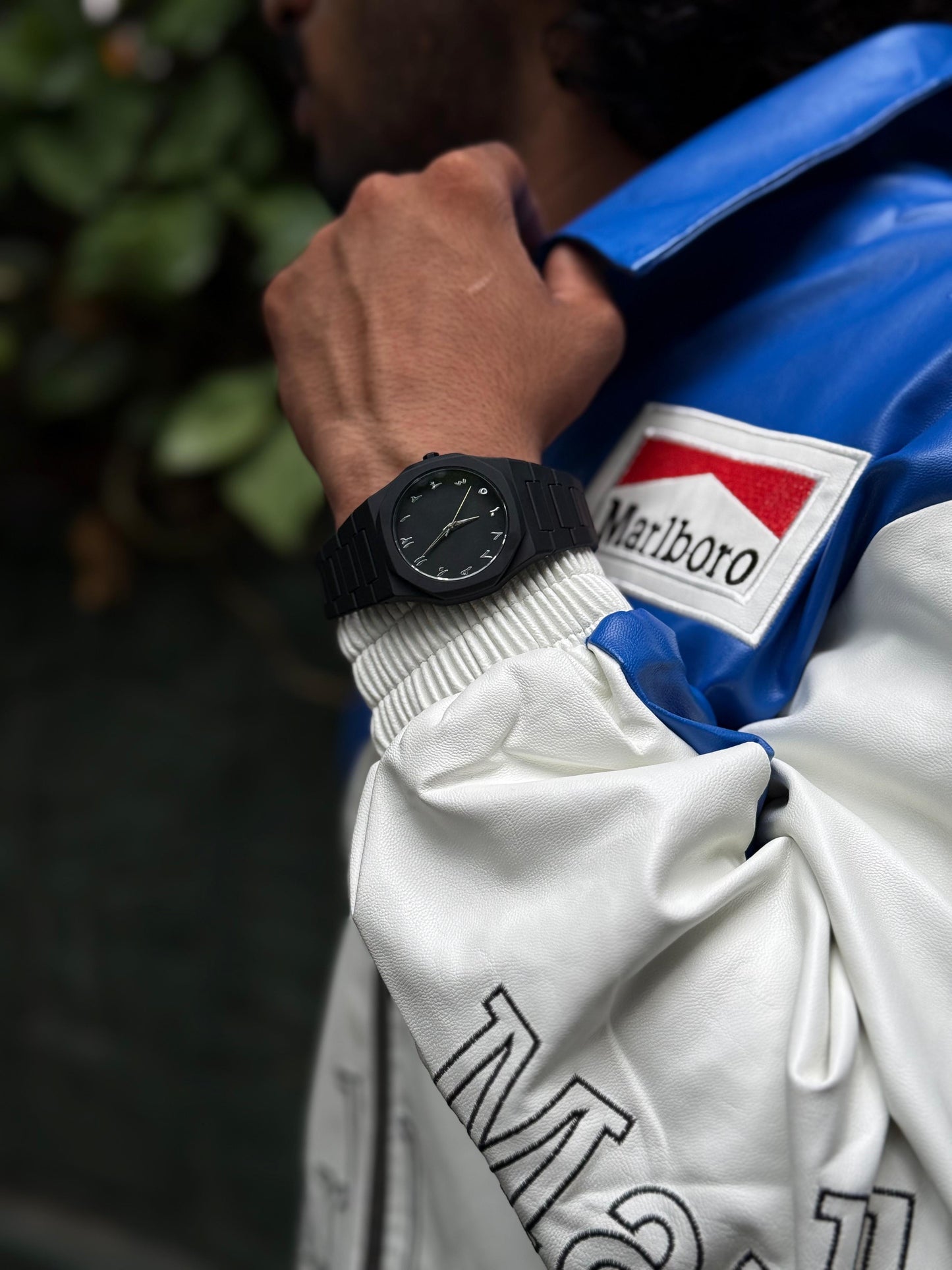 Minimalist Matte Black Wristwatch – Sleek & Timeless Design